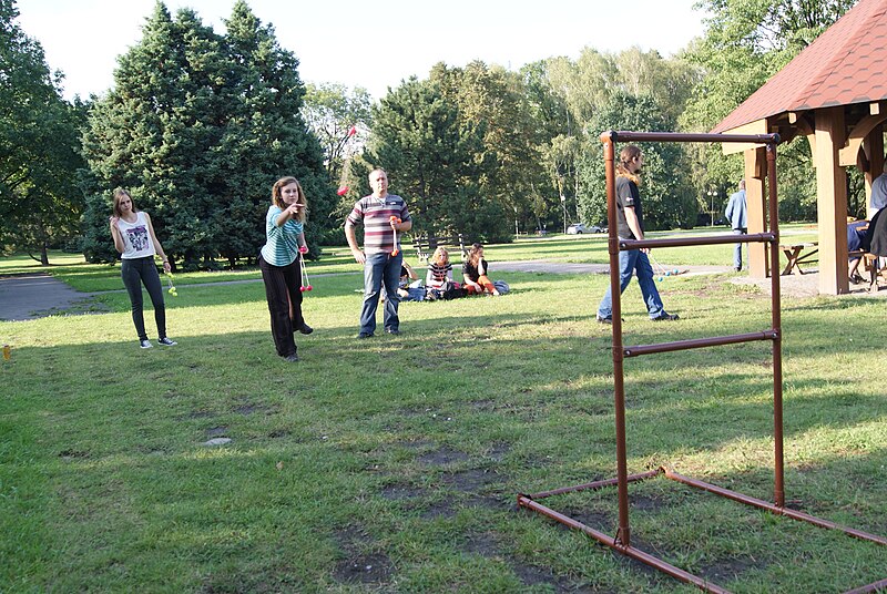 File:Ladder Golf Pati rzuca.JPG